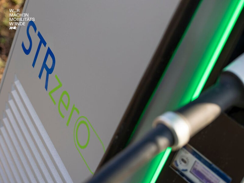 Close up einer E-Ladesäule für Trucks.