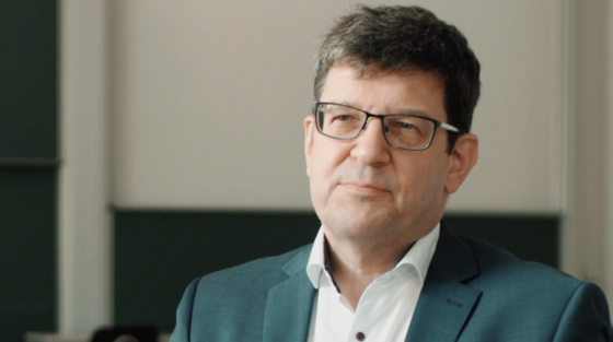 Mann mit Brille im Close-up.