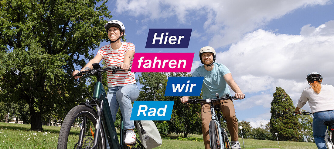 Radfahrende plus der RadKULTUR-Slogan "Hier fahren wir Rad"