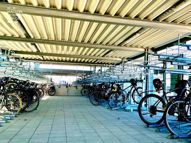 Ein Parkhaus für Fahrräder von innen mit abgestellten Rädern.