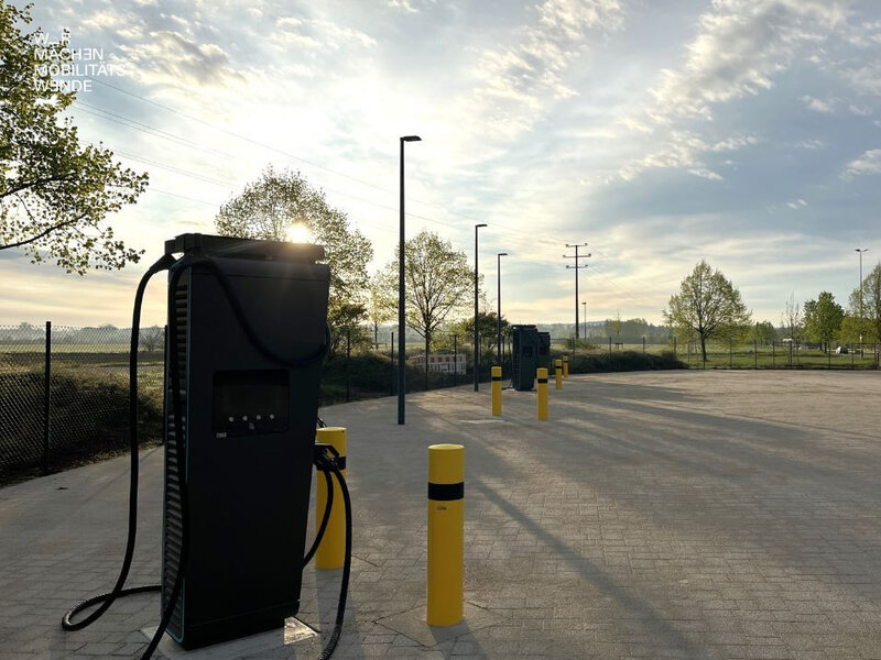 E-Ladesäulen auf einem Parkplatz bei schönem Wetter im Landkreis Karlsruhe.