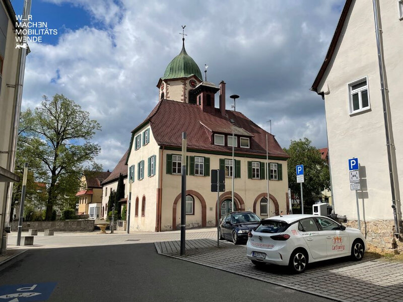 Parkplätze und zwei CarSharing Autos in einer Altstadt in Renningen.