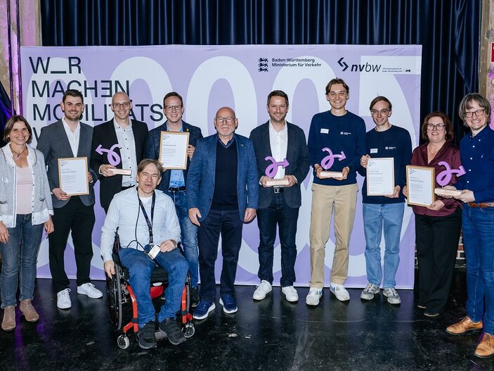 Die Gewinner des Ladenpreises zusammen mit Verkehrsminister Hermann