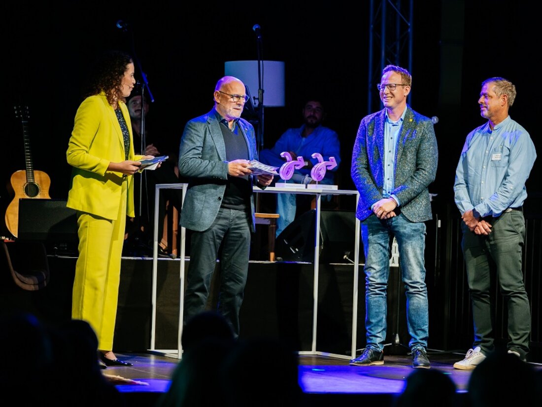 Verkehrsminister Hermann, eine Moderatorin und zwei weitere männliche Personen auf der Bühne für die Kategorie Entspannt Mobil und Publikumspreis