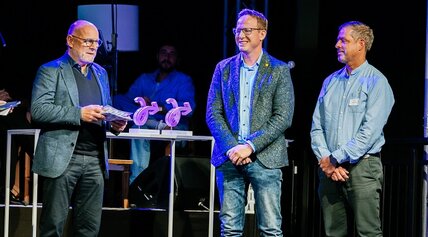 Verkehrsminister Hermann, eine Moderatorin und zwei weitere männliche Personen auf der Bühne für die Kategorie Entspannt Mobil und Publikumspreis