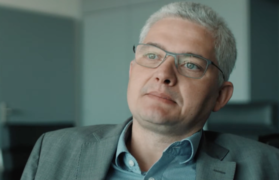 Ein Mann mit Brille und grauen Haaren im Close-up