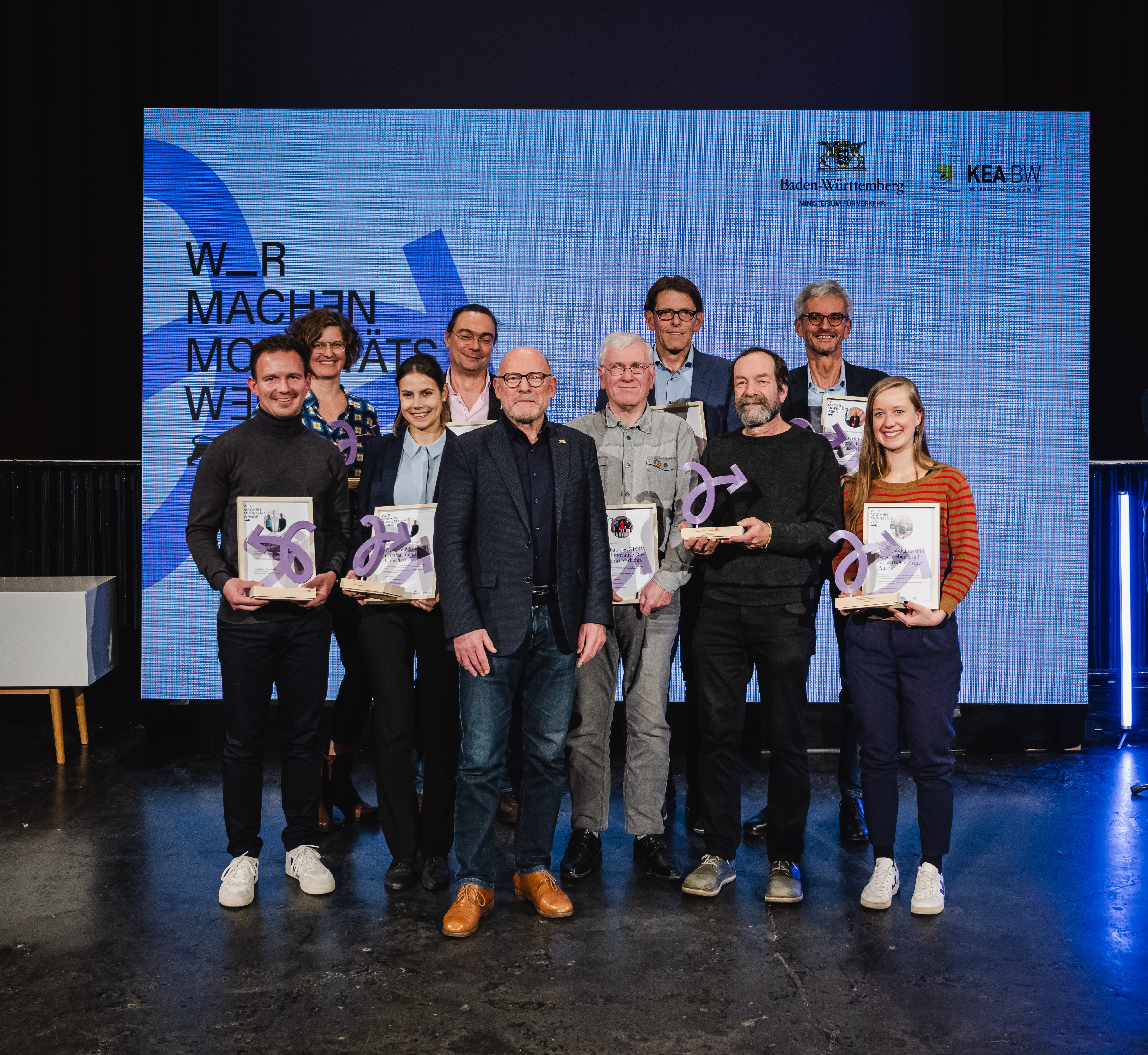 Eine Gruppe an männlichen und weiblichen Personen zusammen mit Verkehrsminister Hermann bei der Preisverleihung.