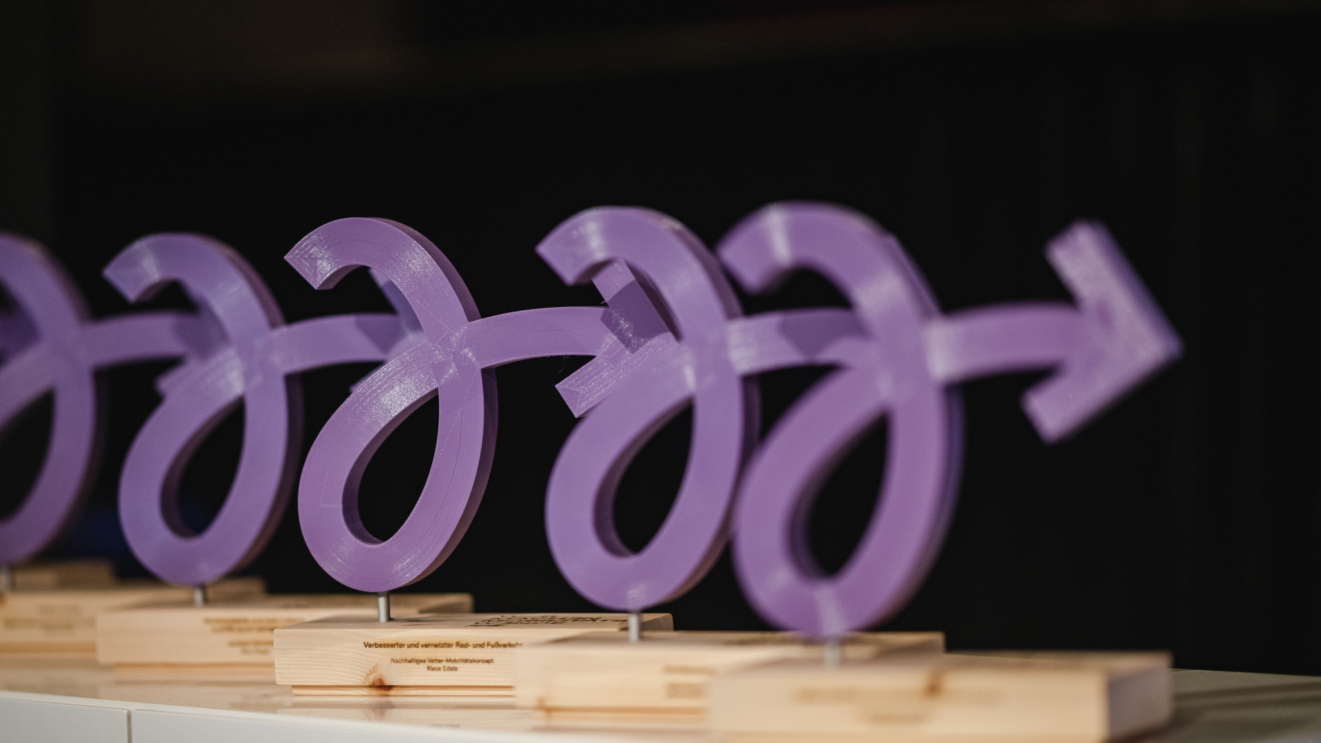 Drei Trophäen der Landesauszeichnung "Wir machen Mobilitätswende" im Close-up.