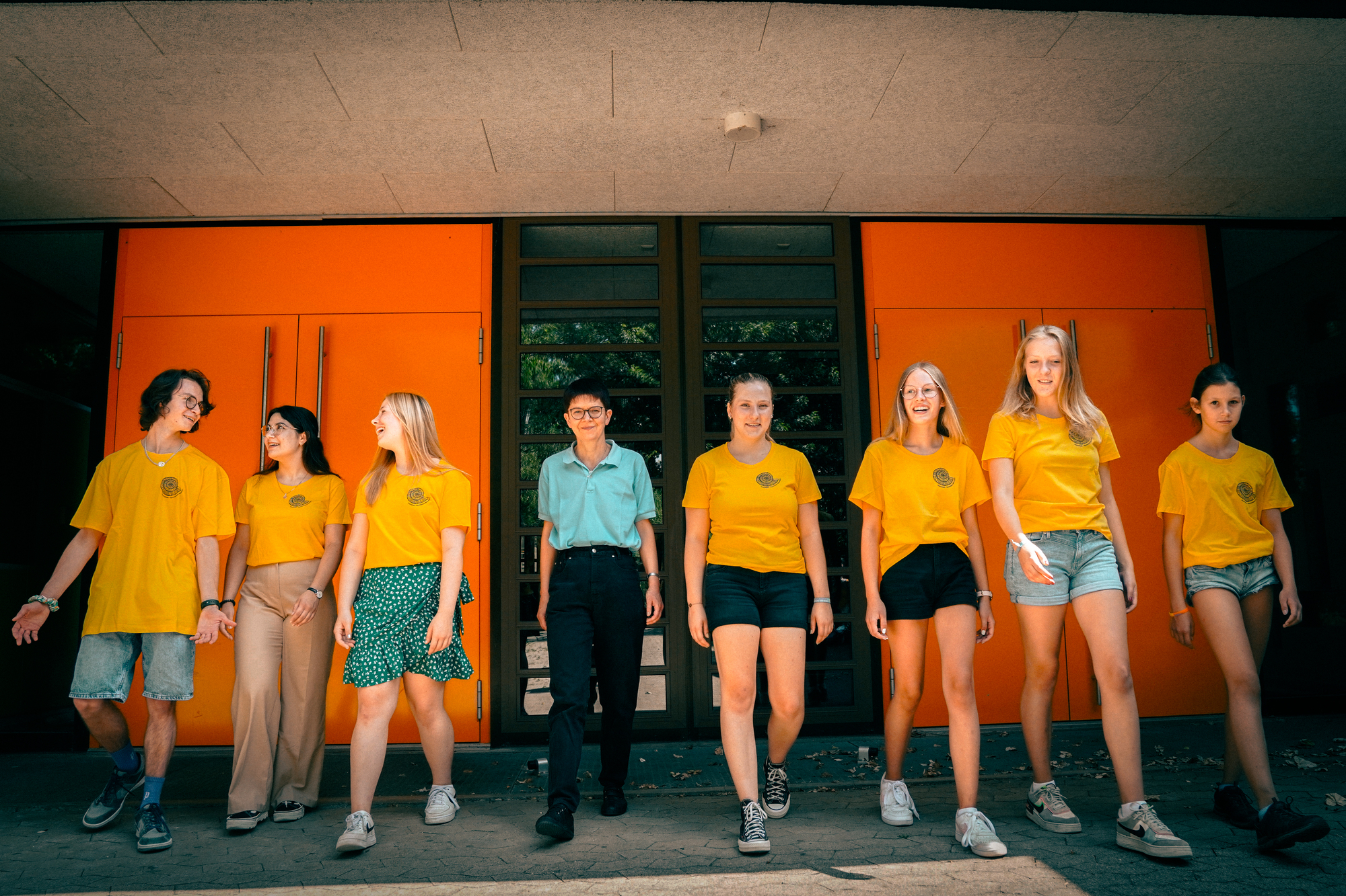 Eine Gruppe von Personen läuft von einem Gebäude weg. 