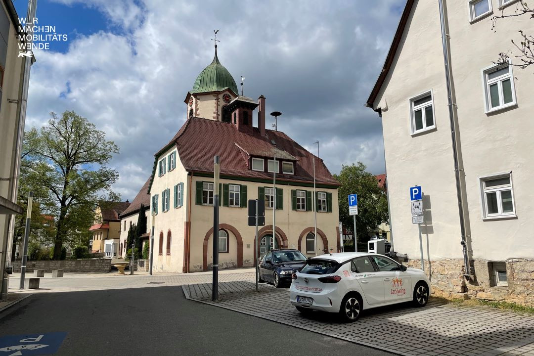 Parkplätze und zwei CarSharing Autos in einer Altstadt in Renningen.