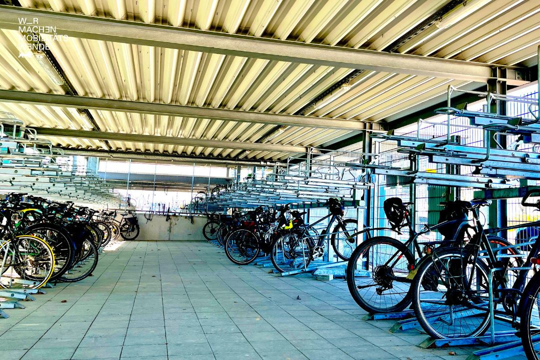 Ein Parkhaus für Fahrräder von innen mit abgestellten Rädern. 