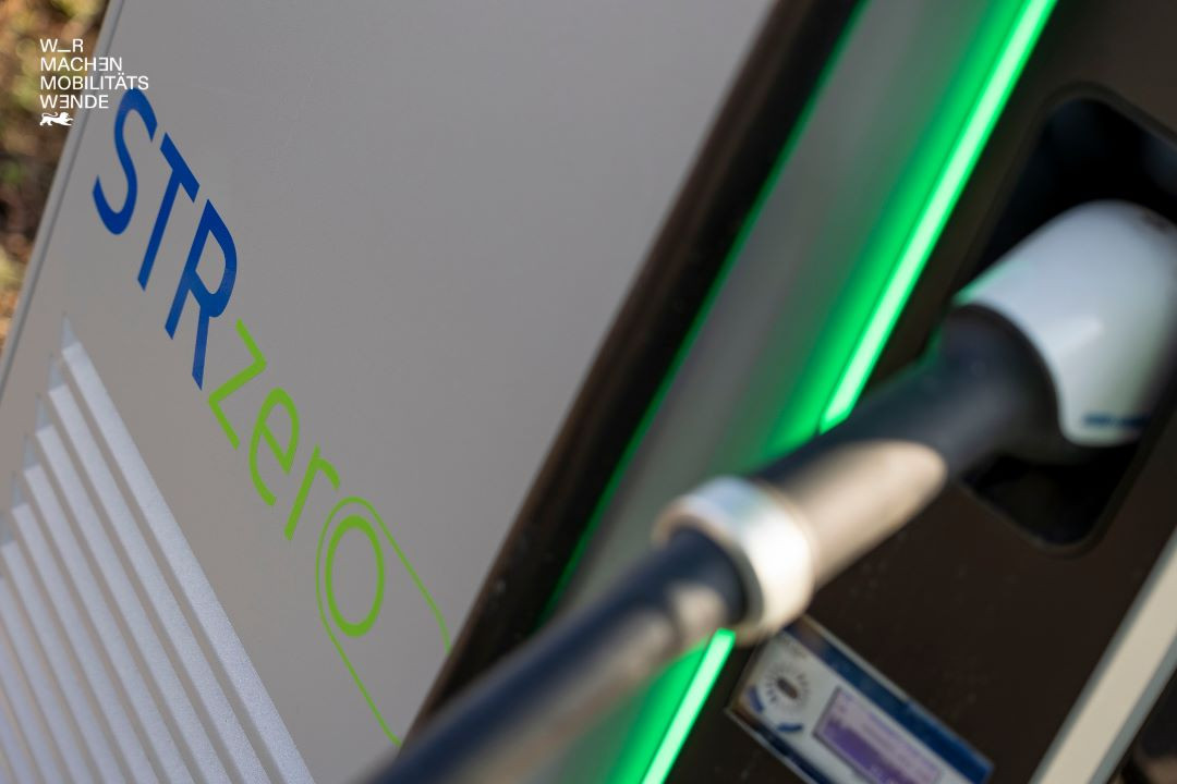 Close up einer E-Ladesäule für Trucks.